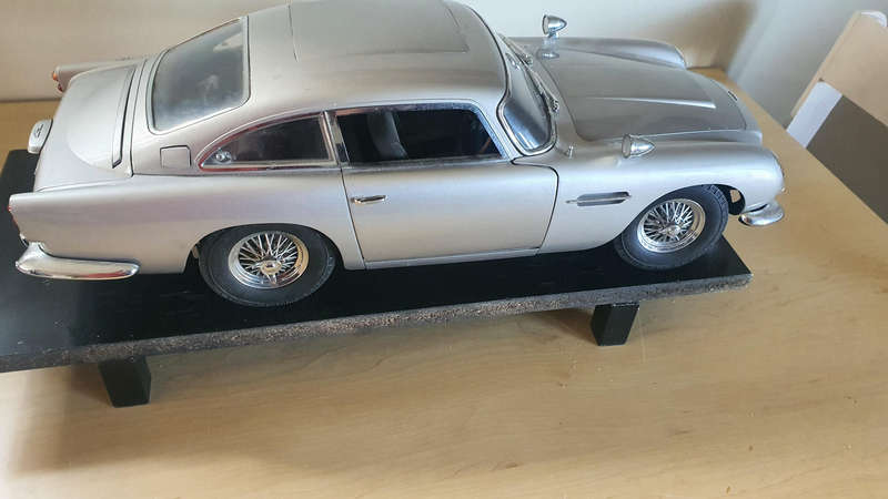 Aston Martin DB5 James Bond "Man With The Golden Gun" 1:8 scale model
