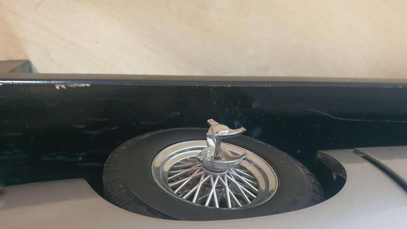 Aston Martin DB5 James Bond "Man With The Golden Gun" 1:8 scale model