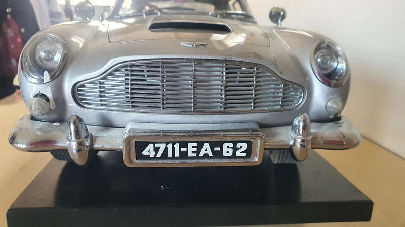 Aston Martin DB5 James Bond "Man With The Golden Gun" 1:8 scale model