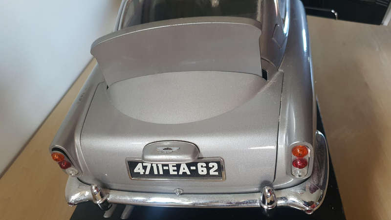 Aston Martin DB5 James Bond "Man With The Golden Gun" 1:8 scale model