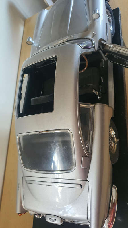 Aston Martin DB5 James Bond "Man With The Golden Gun" 1:8 scale model