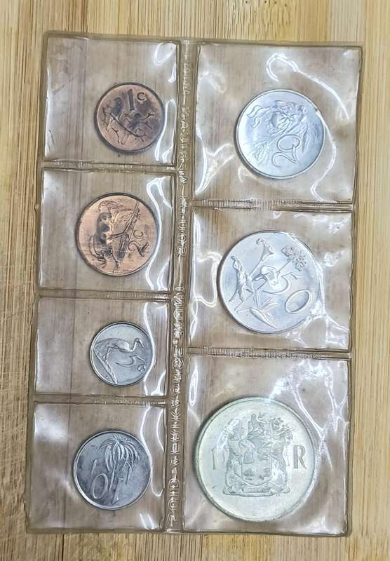 SA Mint sets R1 is 80% silver. Bid per a set to take all.