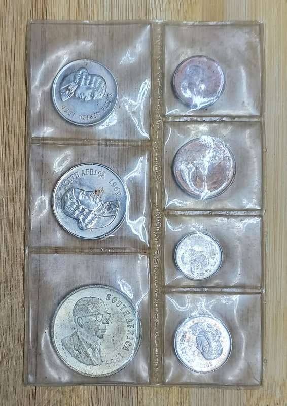 SA Mint sets R1 is 80% silver. Bid per a set to take all.