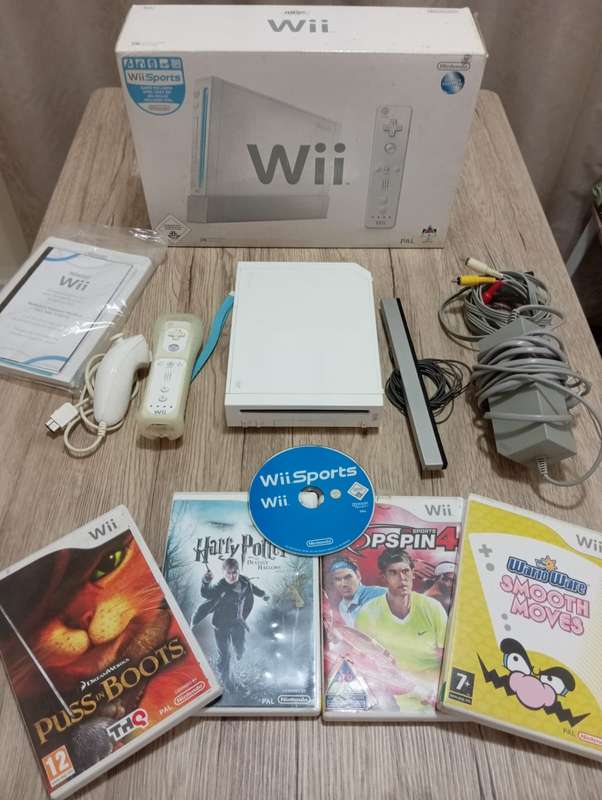 Nintendo Wii Console complete boxed system with Wii sports and extra games