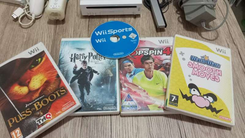 Nintendo Wii Console complete boxed system with Wii sports and extra games