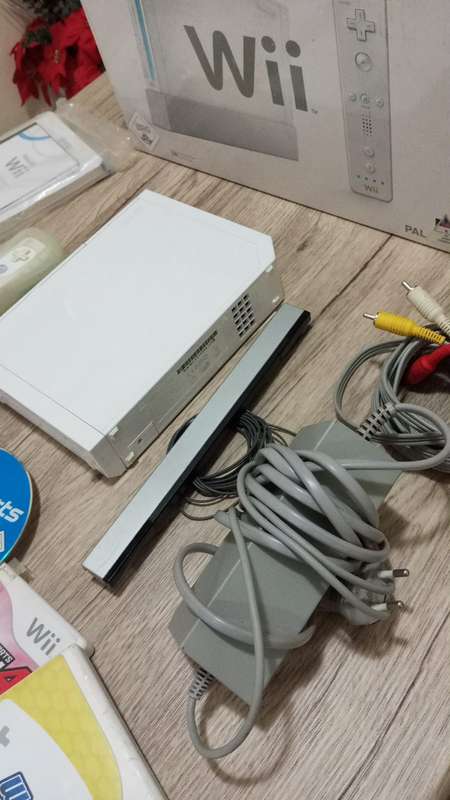 Nintendo Wii Console complete boxed system with Wii sports and extra games
