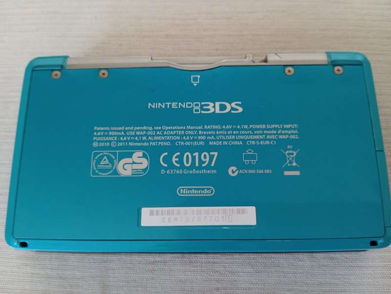 Nintendo 3ds console with 4 games charger and memory card / stylus