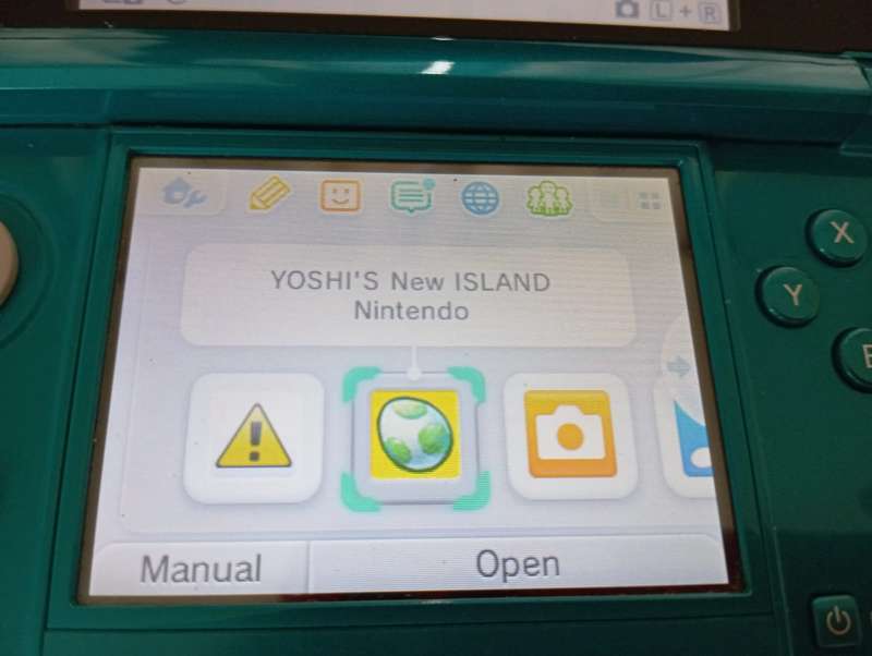Nintendo 3ds console with 4 games charger and memory card / stylus