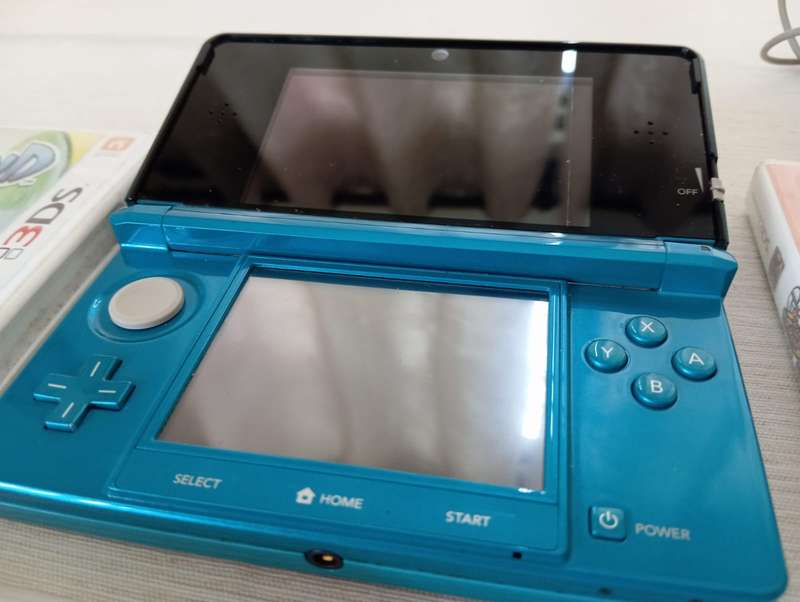 Nintendo 3ds console with 4 games charger and memory card / stylus