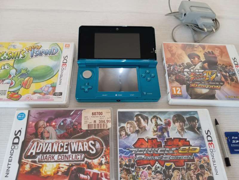Nintendo 3ds console with 4 games charger and memory card / stylus