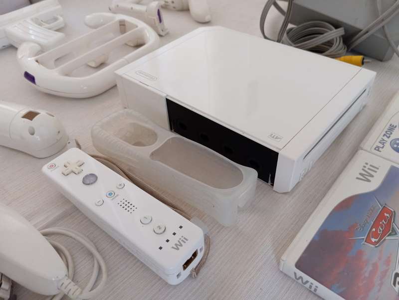 Nintendo Wii Console complete system with 5 games and accessories