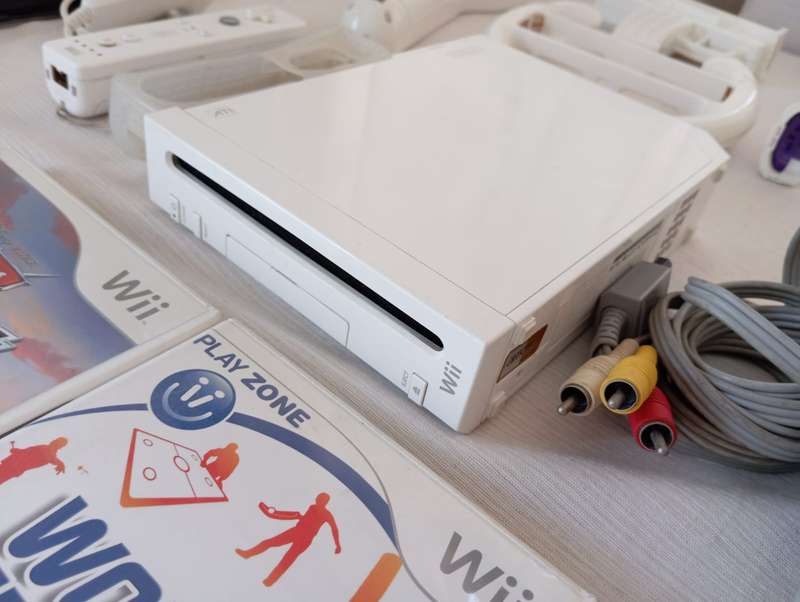 Nintendo Wii Console complete system with 5 games and accessories