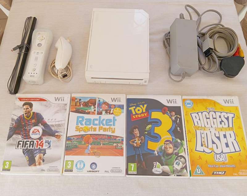 Nintendo Wii Console complete system with extra games