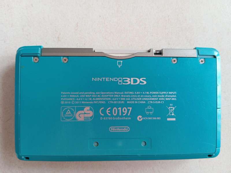Nintendo 3ds console with charger and memory card / case