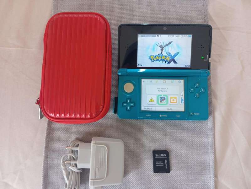 Nintendo 3ds console with charger and memory card / case