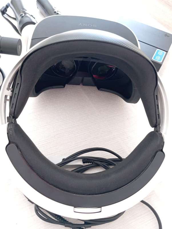 PSVR Headset + Playstation Move Controllers