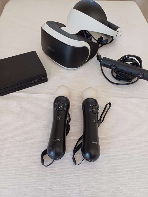 PSVR Headset + Playstation Move Controllers