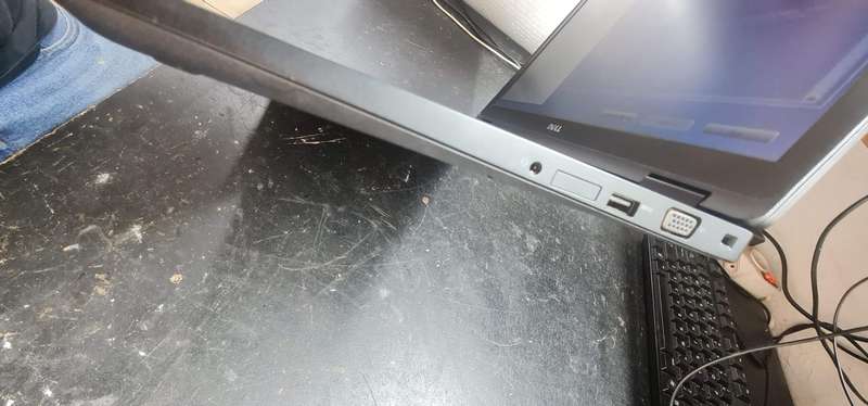 Dell Latitude 5580 I7 7GEN (Fixer Upper) (For spares or rebuild) (Switches on!)