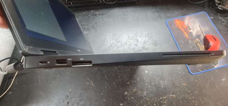 Dell Latitude 5580 I7 7GEN (Fixer Upper) (For spares or rebuild) (Switches on!)