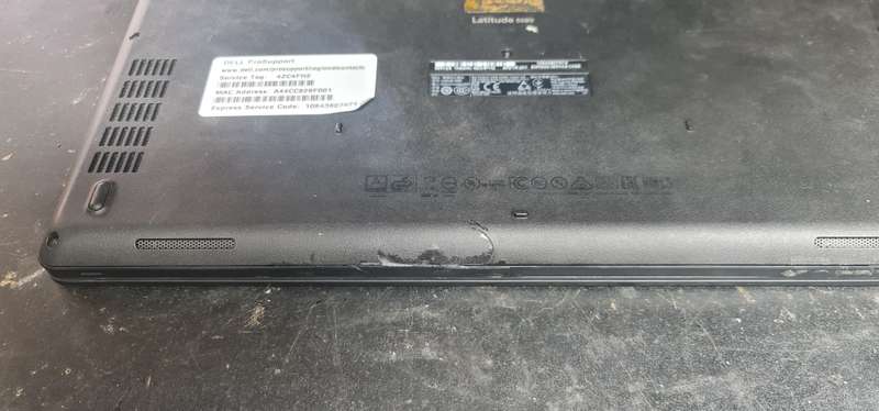 Dell Latitude 5580 I7 7GEN (Fixer Upper) (For spares or rebuild) (Switches on!)