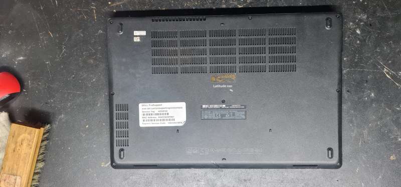 Dell Latitude 5580 I7 7GEN (Fixer Upper) (For spares or rebuild) (Switches on!)