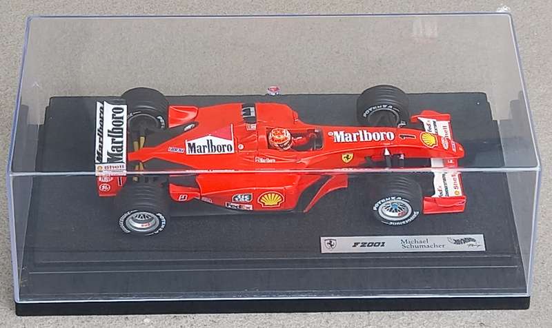 Marlboro Ferrari F2001 - Schumacher - 2001 World Champion - Hot Wheels 1/18