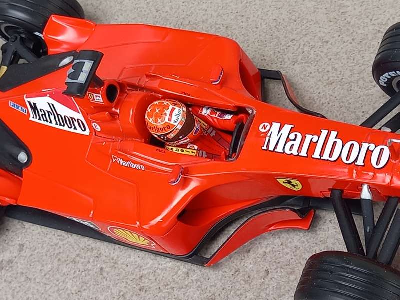 Marlboro Ferrari F2001 - Schumacher - 2001 World Champion - Hot Wheels 1/18