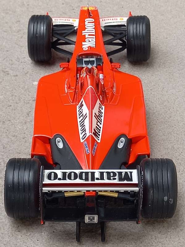 Marlboro Ferrari F2001 - Schumacher - 2001 World Champion - Hot Wheels 1/18