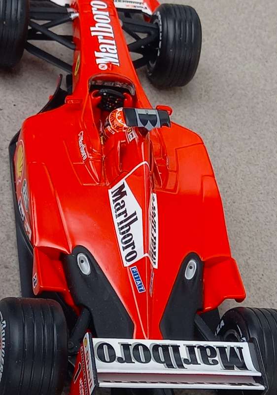 Marlboro Ferrari F2001 - Schumacher - 2001 World Champion - Hot Wheels 1/18