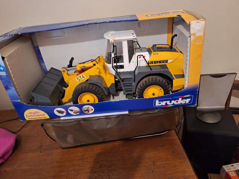 1/16 LIEBHERR GERMANY L574 ROAD WHEEL LOADER BY BRUDER 02430