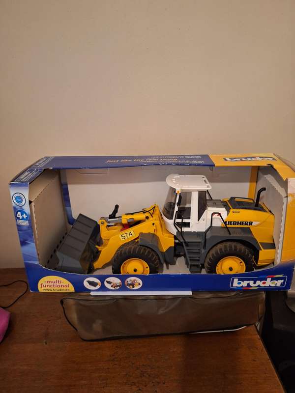 1/16 LIEBHERR GERMANY L574 ROAD WHEEL LOADER BY BRUDER 02430