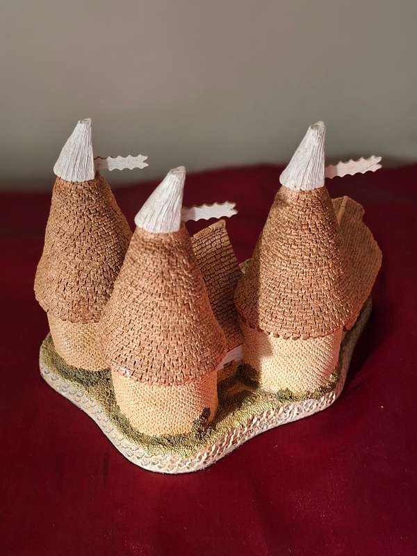 TRIPLE OAST BY DAVID WINTER HAND MADE AND HAND PAINTED HAMPSHIRE GREAT BRATIAN