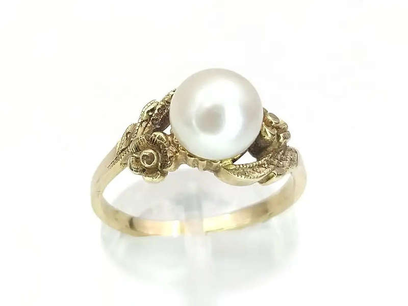 Elegant 9ct Gold & Pearl Ring