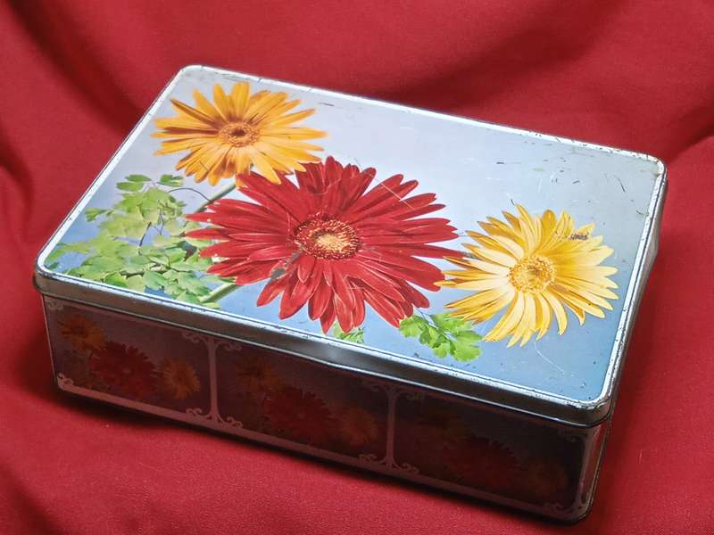 VINTAGE BAKERS TIN