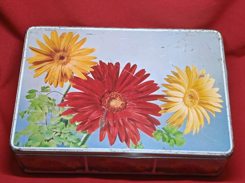 VINTAGE BAKERS TIN