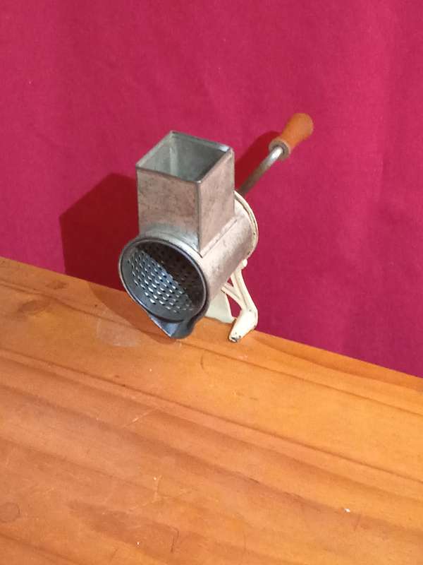 VINTAGE TABLE-TOP GRATER