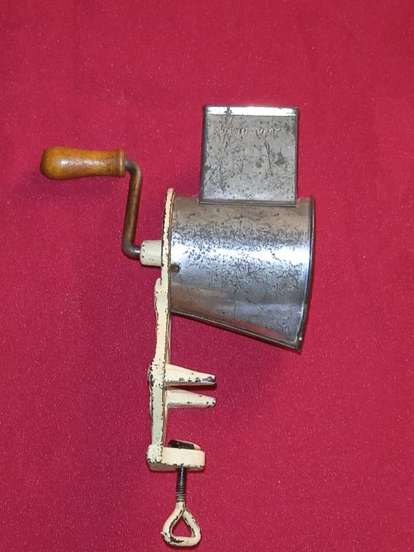 VINTAGE TABLE-TOP GRATER
