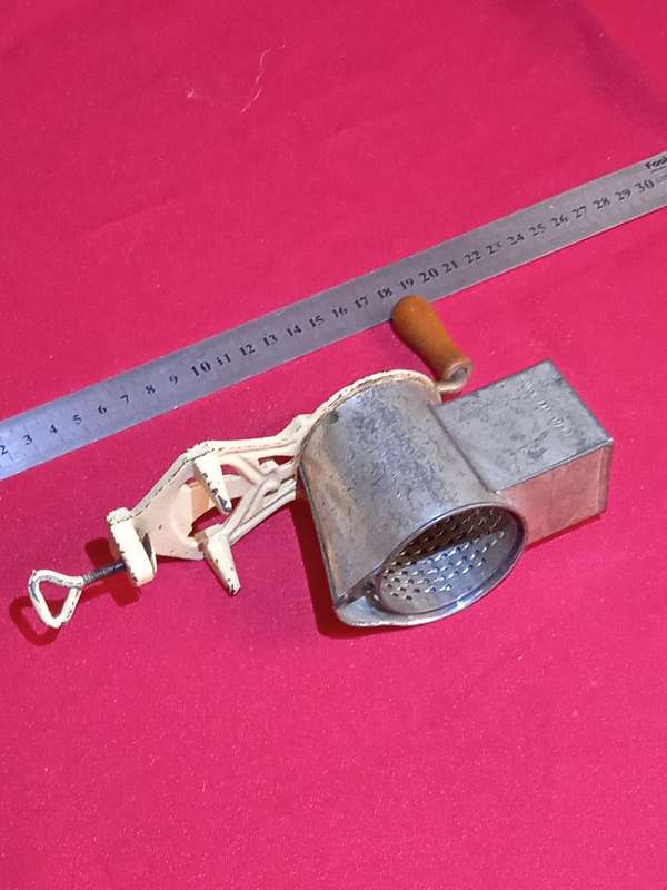 VINTAGE TABLE-TOP GRATER