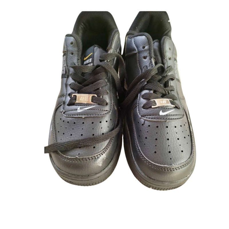 Nike black/white sneakers size: 5