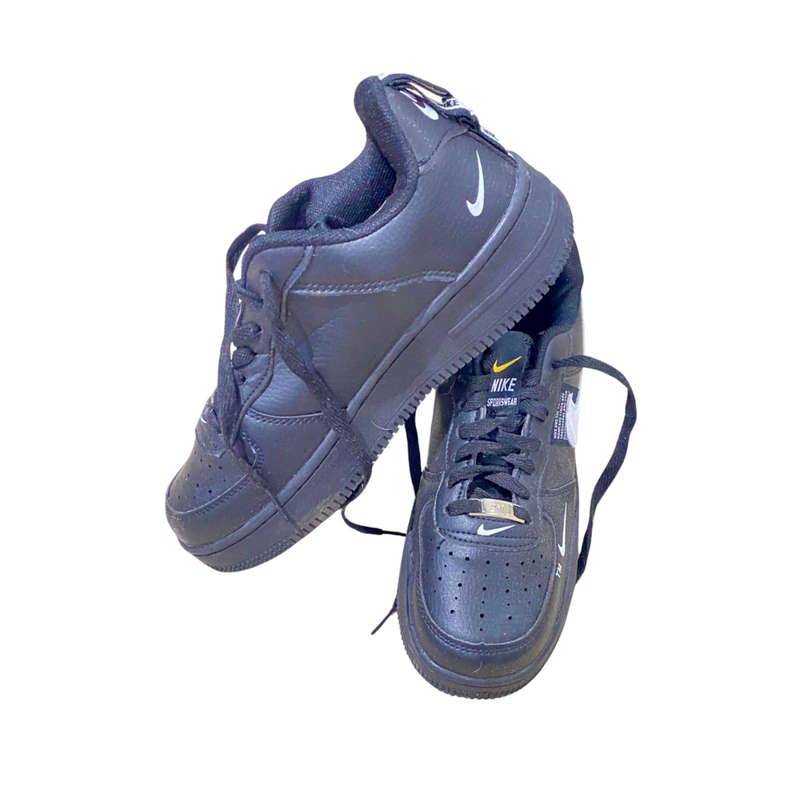 Nike black/white sneakers size: 5