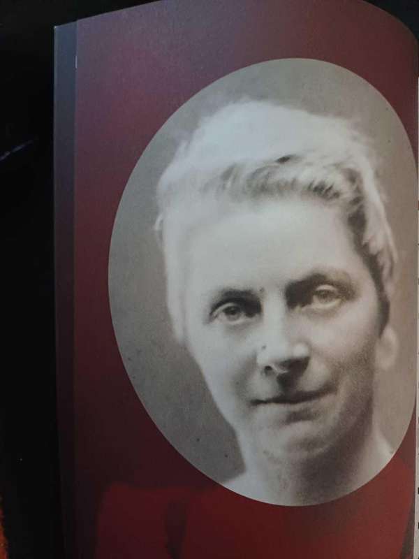EMILY HOBHOUSE  - BELOVED TRAITOR BOOK - ELSABÉ BRITS