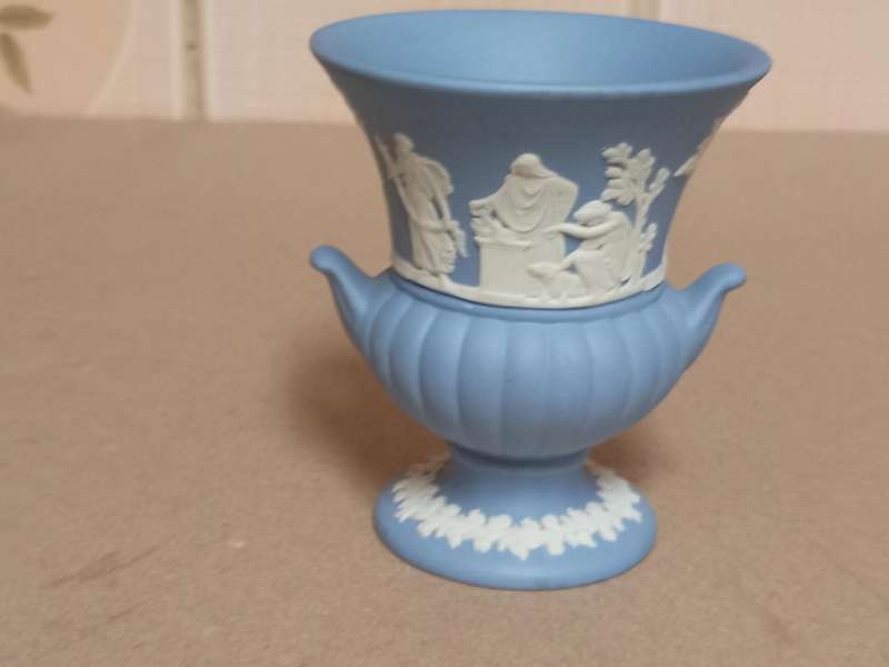 VINTAGE WEDGWOOD JASPERWARE FOOTED AMPHORA