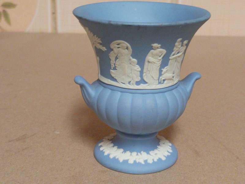 VINTAGE WEDGWOOD JASPERWARE FOOTED AMPHORA