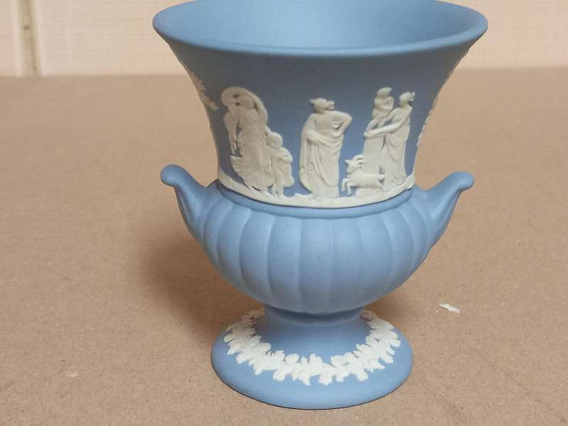 VINTAGE WEDGWOOD JASPERWARE FOOTED AMPHORA