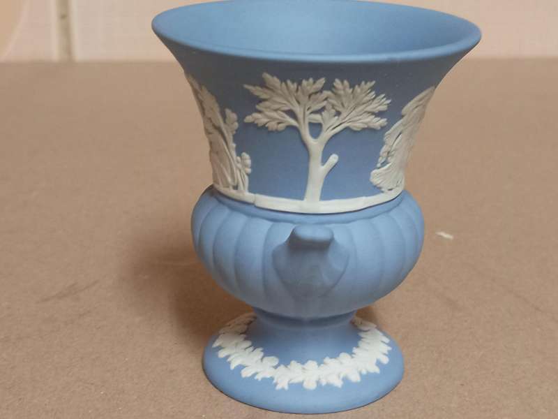 VINTAGE WEDGWOOD JASPERWARE FOOTED AMPHORA