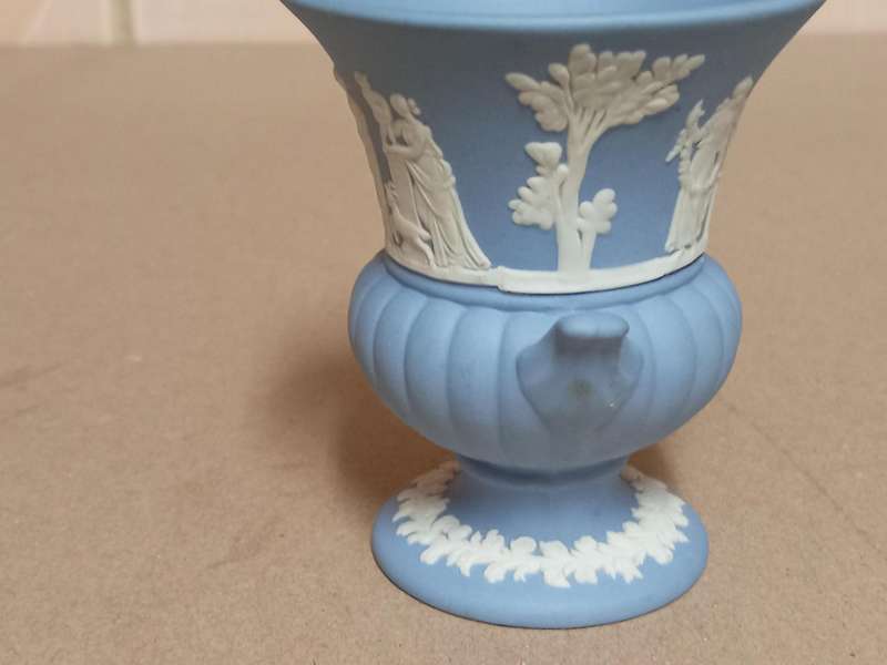 VINTAGE WEDGWOOD JASPERWARE FOOTED AMPHORA