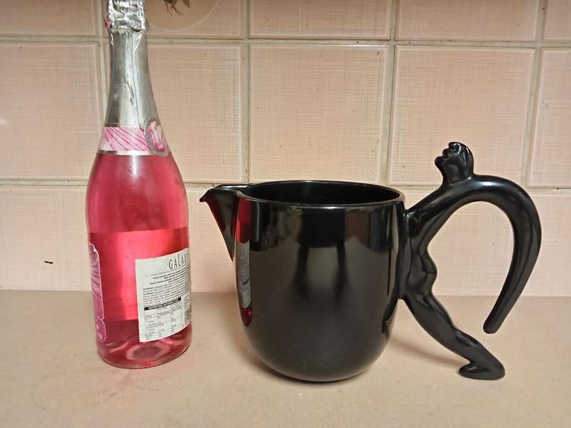 BEAUTIFUL CARROL BOYES FUNCTIONAL ART BLACK PLASTIC JUG