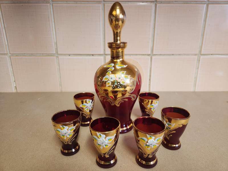 VINTAGE RUBY AND GOLD VENETIAN DECANTER SET, SIX GLASSES