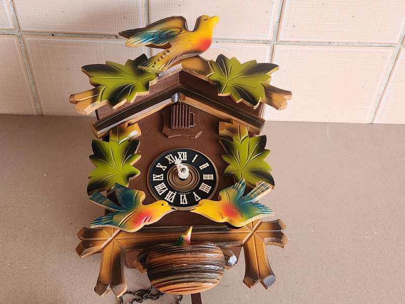 VINTAGE E SCHMECKENBECHER CUCKOO CLOCK, MISSING ONE DIAL