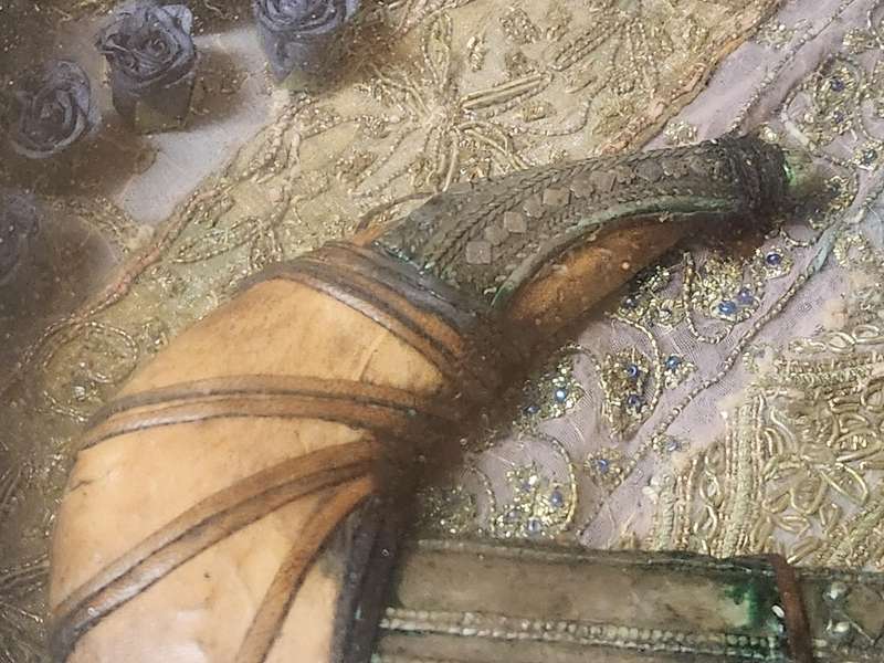Rare antique Yemeni khanjar dagger in ornate display box